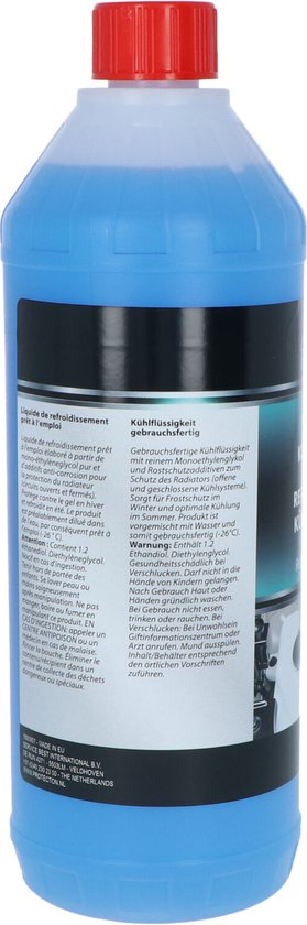 Blauwe koelvloeistof in een doorzichtige plastic fles met rode dop. Het label heeft tekst in het Frans en Duits.