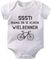 Hospitrix Baby Rompertje met Tekst " SSST! Mama en ik kijken Wielrennen " | 0-3 maanden | Korte Mouw | Cadeau voor Zwangerschap |