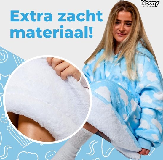 Model in een lichtblauwe Noony met wolkenprint, met een close-up van het extra zachte fleece materiaal.