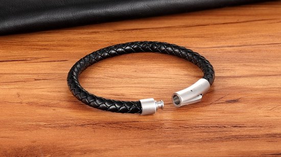 Zwarte gevlochten leren armband met zilverkleurige RVS kliksluiting, deels geopend.