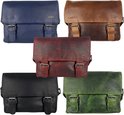 Cinq sacs bandoulière en cuir de différentes couleurs : bleu marine, marron, rouge, noir et vert.