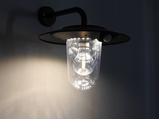 Solar Stallamp Met Bewegingssensor - Wandlamp - Buitenlamp - 300 Lumen - Warm Wit Licht - Met Lichtsensor - 3 Lichtststanden Voor Jaarrond Gebruik - IP44 Buitengebruik- Hoge Lichtopbrengst - Boerderijlamp - Muurlamp - SIL Products