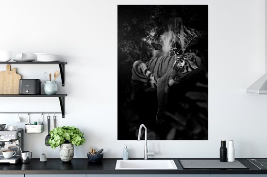 Affiche Tigre et papillons dans la jungle - noir et blanc - 80x120 cm