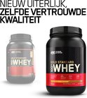 Twee zwarte potten Optimum Nutrition Gold Standard Whey, "Chocolate Peanut Butter" smaak (900g, 28 servings) en een "Double Rich Chocolate" variant (ca. 900g, 27 servings).