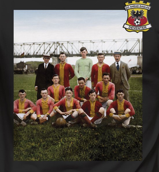 Zwart t-shirt met opdruk van een historisch voetbalteam in rood-gele tenues, met 'Go Ahead Eagles Deventer' logo.