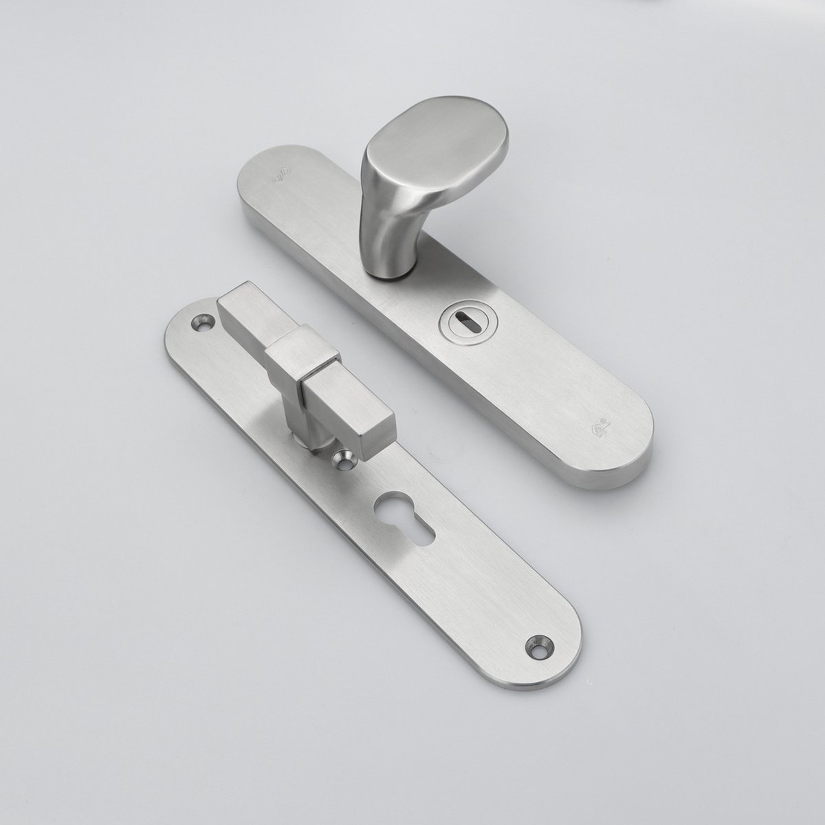 MASSIEF RVS Tzunali Deurbeslag. Model MINHO SKG*** BREED T=15/5 VKTB (kerntrek) PC55 BUITEN KNOP NELAS; BINNEN KRUK BRUSSEL