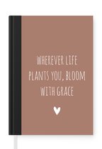 Notitieboek - Schrijfboek - Engelse quote "Wherever life plants you, bloom with grace" met een hartje op een bruine achtergrond - Notitieboekje klein - A5 formaat - Schrijfblok