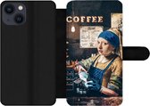 Bookcase Geschikt voor iPhone 13 telefoonhoesje - Meisje met de parel - Cappuccino - Barista - Vermeer - Koffie - Schilderij - Met vakjes - Wallet case met magneetsluiting
