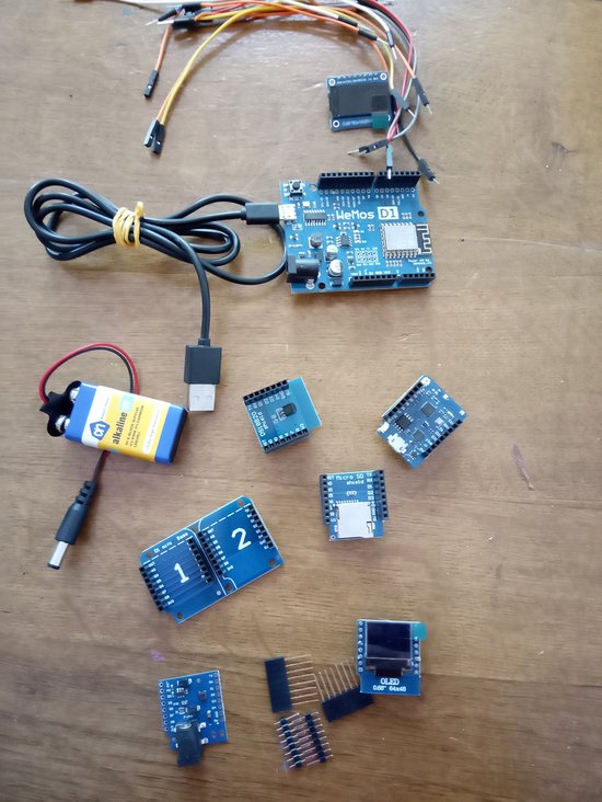 Twee Arduino ESP8266 D1 modulen en diverse schilden / oled, sensoren, connectoren