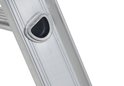 Een uitgestrekte, aluminium reformladder met oranje dopjes op de sporten.