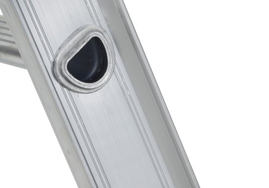 Een uitgestrekte, aluminium reformladder met oranje dopjes op de sporten.