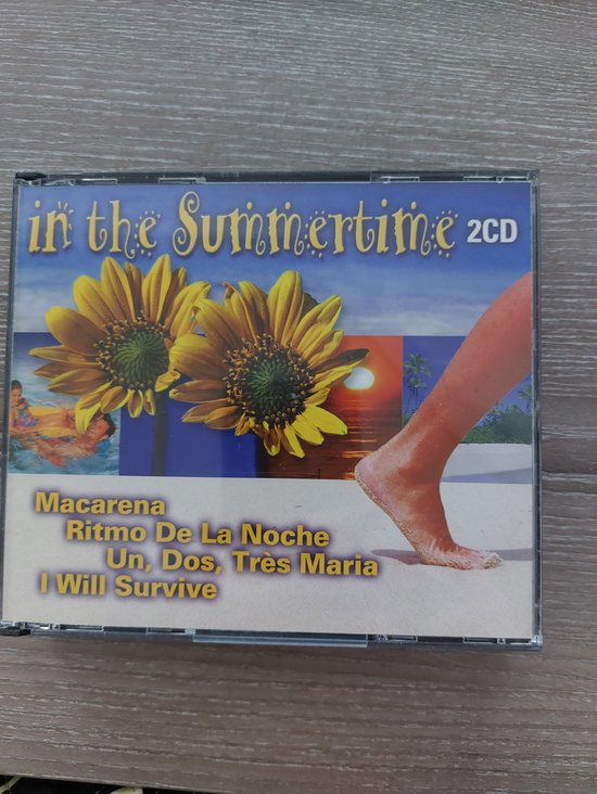 CD-hoes 'In the Summertime' met zonnebloemen, een zonsondergang en een voet op het strand. Bevat de nummers 'Macarena' en 'Ritmo De La Noche'.