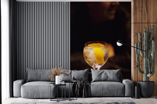 Papier peint photo vinyle - Un Gin tonic avec un citron largeur 200 cm x hauteur 300 cm - Tirage photo sur papier peint (disponible en 7 tailles)