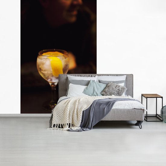 Papier peint photo vinyle - Un Gin tonic avec un citron largeur 200 cm x hauteur 300 cm - Tirage photo sur papier peint (disponible en 7 tailles)