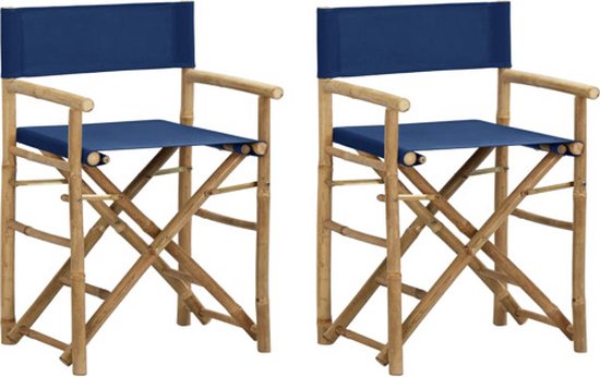 Twee blauwe regisseursstoelen van bamboe, opgestelde naast elkaar.
