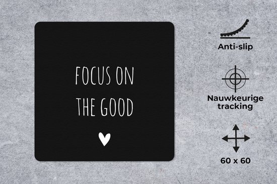 Muismat XXL 60x60 cm - Bureau onderlegger - Bureau mat Engelse quote "Focus on the good" met een hartje tegen een zwarte achtergrond - Bureaumat - Gaming mousepad xl - Bureaulegger groot - Computer deskmat