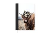 Notitieboek - Schrijfboek - Schotse Hooglander - Gras - Bloemen - Notitieboekje klein - A5 formaat - Schrijfblok