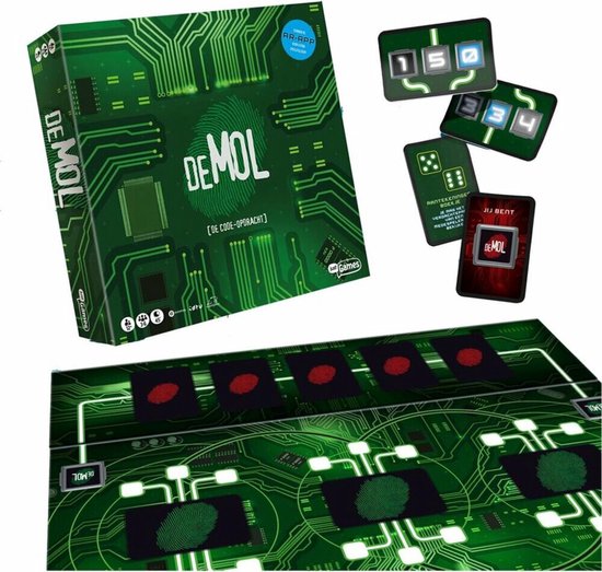 De speldoos "De Mol: De Code Opdracht", een speelbord met groene circuits en zwarte vakken, en losse speelkaarten.