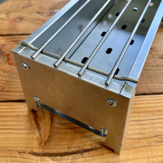 Spiedini Saté-bbq Bali 40 Mini - Kleine, smalle houtskoolbarbecue met horizontaal rooster voor sate of andere spiesjes - 40 cm lang, 11 cm breed, 14 cm hoog - Ideaal voor tuin- of open haard, of balkon - Materiaal: gealuminiseerd ijzer van Black&Stone — afbeelding 4