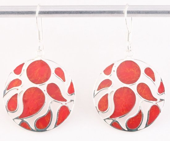 Ronde opengewerkte zilveren oorbellen met rode koraal steen