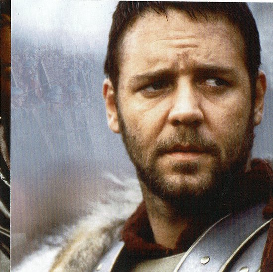 Close-up van Russell Crowe als Maximus in Gladiator, met gevechtsuitrusting.