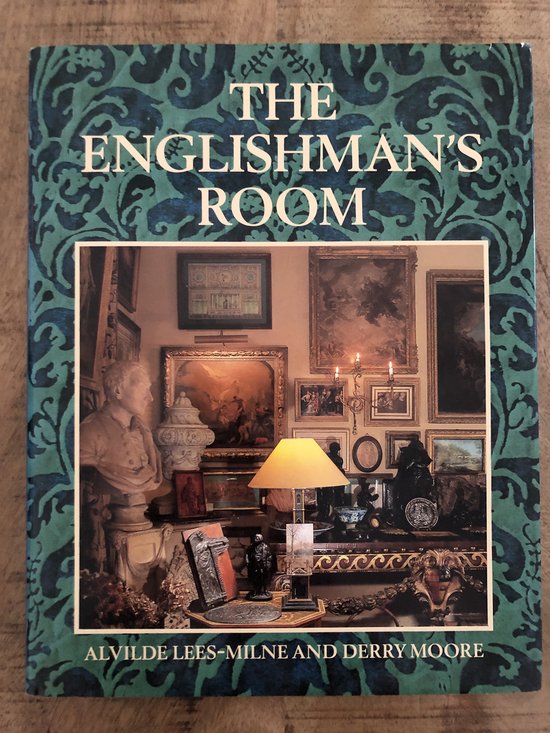 Boek kaft: 'The Englishman's Room' met een gedetailleerde afbeelding van een weelderig ingerichte kamer met veel schilderijen en ornamenten.