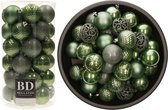74x stuks kunststof/plastic kerstballen donkergroen 6 cm mix - Onbreekbaar - Kerstboomversiering/kerstversiering