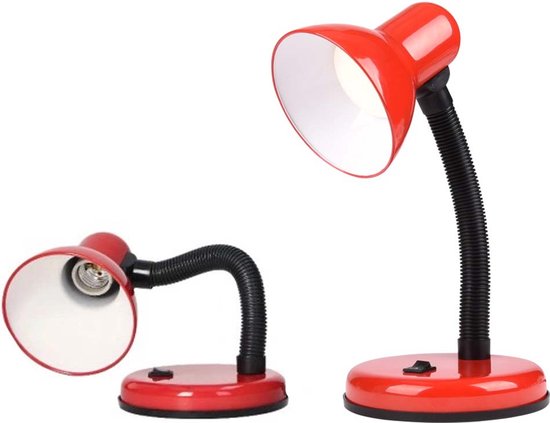 Twee rode bureaulampen met zwarte buigbare armen en ronde voet, één lamp gedraaid.