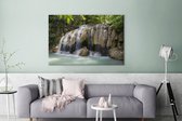 Cascade sur les rochers au parc national thaïlandais Erawan Canvas 140x90 cm - Tirage photo sur toile (Décoration murale salon / chambre)
