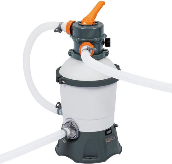 Grijze en witte Flowclear zandfilterpomp met oranje hendel en witte slangen op witte achtergrond.