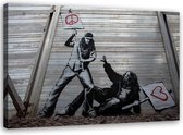 Trend24 - Canvas Schilderij - Vechtende Vrede Met Liefdesmurctie Banksy - Schilderijen - Voor Jongeren - 120x80x2 cm - Grijs
