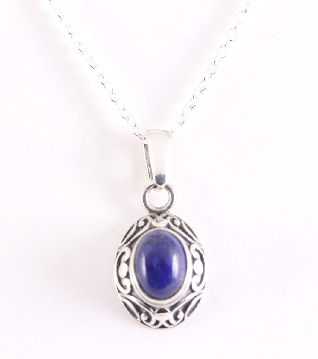 Fijne bewerkte zilveren hanger met lapis lazuli aan ketting
