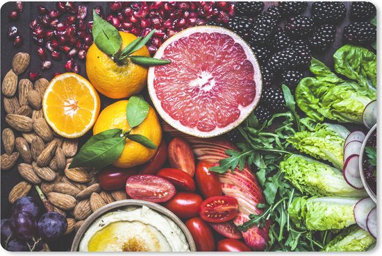 Print van fruit en groenten: granaatappels, bramen, sinaasappels, grapefruit, amandelen, druiven, sla, tomaten en hummus.