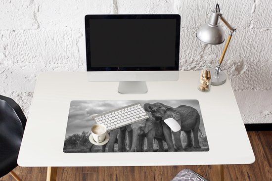 Muismat XXL 90x45 cm - Bureau onderlegger - Bureau mat Olifant - Dieren - Water - Zwart wit - Bureaumat - Gaming mousepad xl - Bureaulegger groot - Computer deskmat