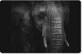 Muismat XXL - Bureau onderlegger - Bureau mat - Portret van een olifant in zwart-wit tegen een donkere achtergrond - 90x60 cm - XXL muismat