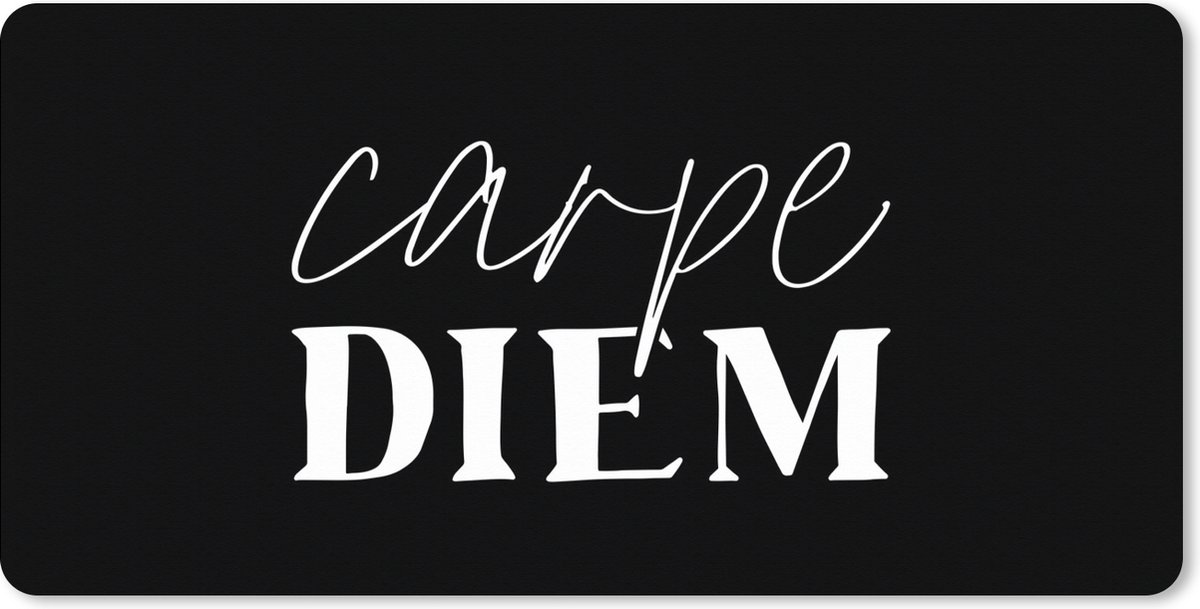 Muismat XXL 100x50 cm - Bureau onderlegger - Bureau mat Carpe diem - Quotes - Spreuken - Pluk de dag - Bureaumat - Gaming mousepad xl - Bureaulegger groot - Computer deskmat