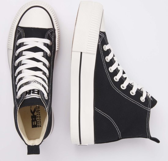 Zwarte hoge sneakers, zijaanzicht en bovenkant, met witte veters en dikke witte zolen.