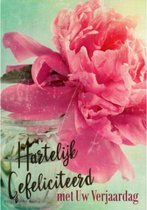 Hartelijk gefeliciteerd met uw verjaardag! Een mooie kaart met een leuke roze bloem in een vaas. Een handige kaart om zo te geven of om bij een cadeau te voegen. Een dubbele wenskaart inclusief envelop en in folie verpakt.
