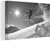 Canvas Schilderij Een skiër maakt een grote sprong - zwart wit - 60x40 cm - Wanddecoratie
