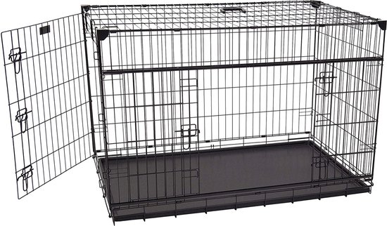 Zwarte metalen hondenbench met één openstaande deur en verwijderbare lade.