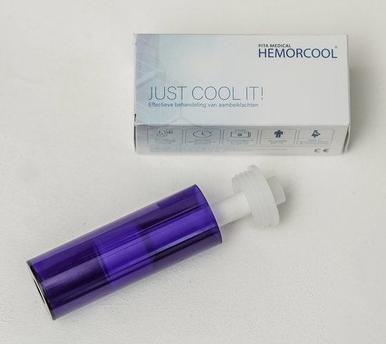 Paarse koelapplicator met witte dop en een witte applicator met dop, naast een doosje.