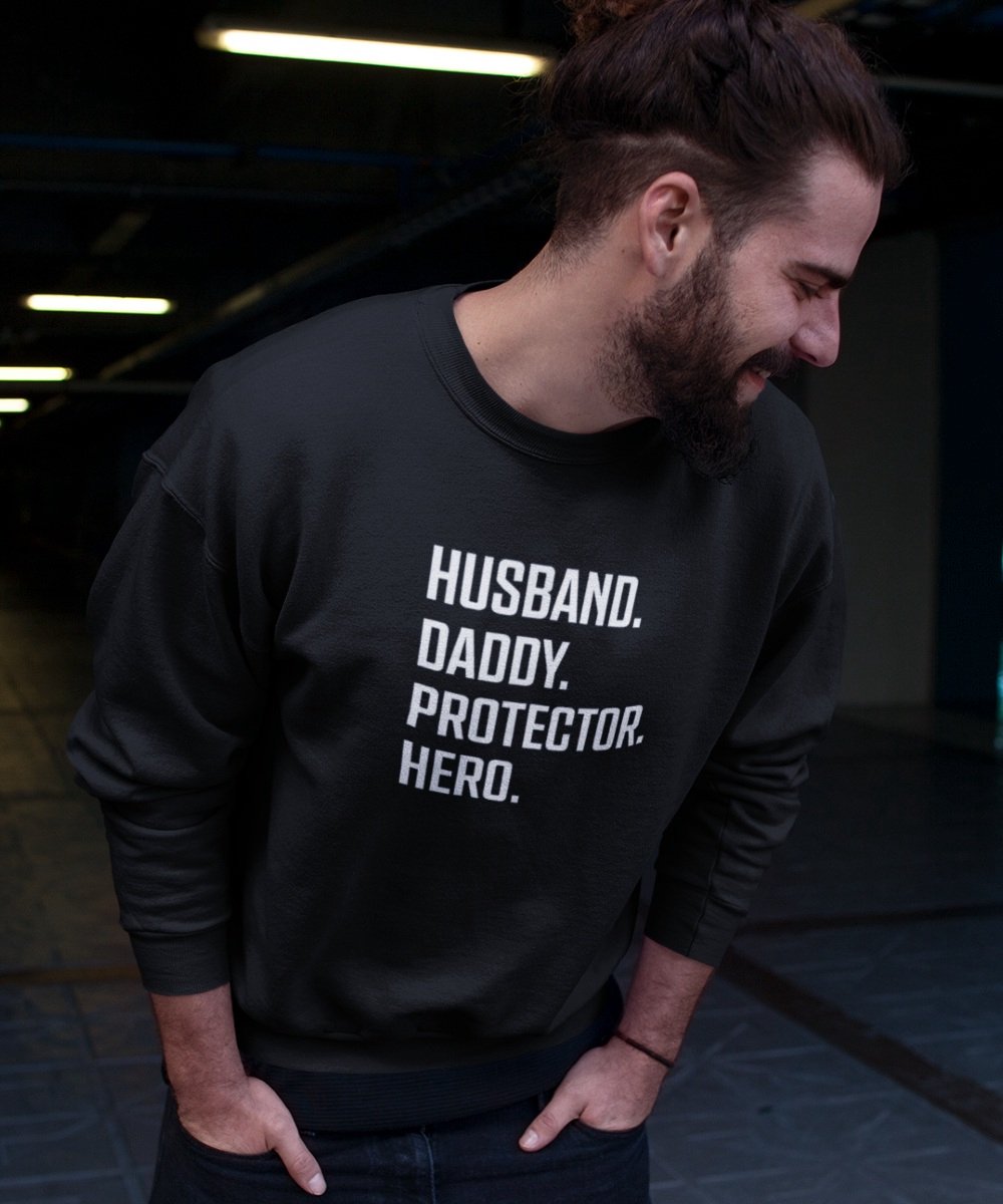Vaderdag Trui Husband Daddy Protector Hero | Kleur Zwart | Maat XL | Vaderdag Kados / Cadeautjes