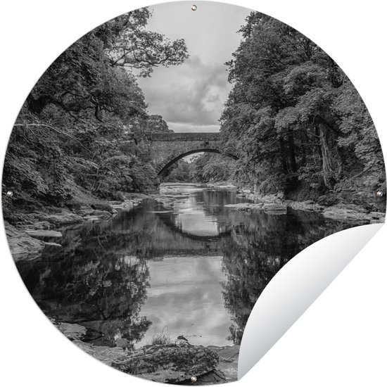Tuincirkel Een stenen boog bij een rivier - zwart wit - 90x90 cm - Ronde Tuinposter - Buiten