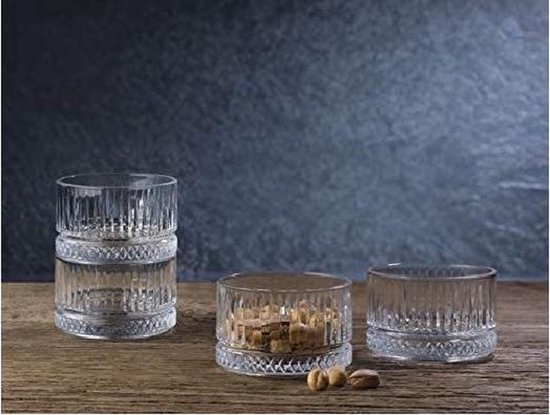 Drie glazen schaaltjes met verticale ribbels; een gestapeld, een gevuld met stukjes, een leeg.
