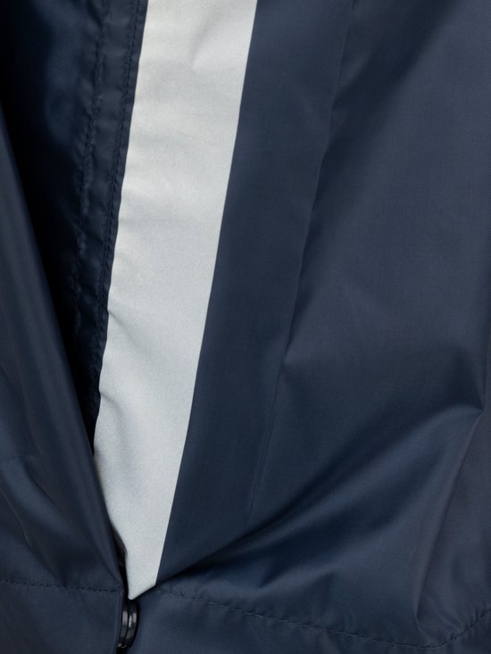 Detail van de reflecterende streep en ritssluiting op een donkerblauwe regenjas.