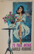 Boekcover: een vrouw in een witte jurk met rozen op een bijzettafel.