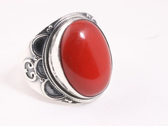 Bewerkte zilveren ring met rode koraal steen - maat 18.5