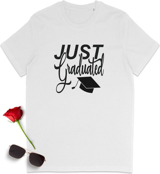 t-Shirt "Just Graduated" Diploma behaald t-shirt - Dames t shirt - Heren tshirt - Vrouwen en mannen t shirt met tekst - Unisex maten: S M L XL XXL XXXL - Shirt kleuren: Wit en zwart.