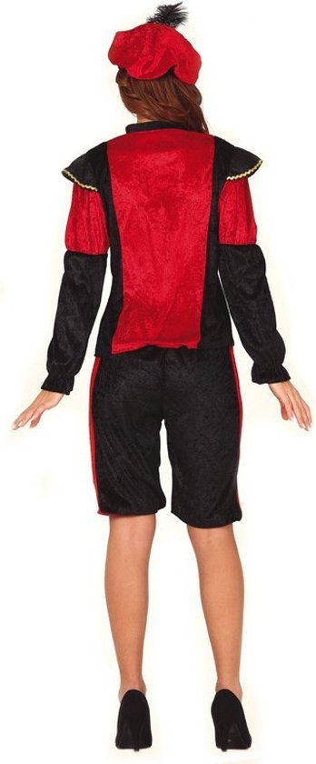 Een dame draagt een Pietenpak in het zwart en rood, van achteren gezien. Ze draagt een baret.