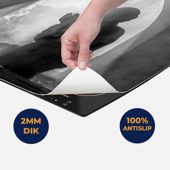 Chefcare Inductie Beschermer Biddende Man in een Oude Moskee - Zwart Wit - 78x78 cm - Afdekplaat Inductie - Kookplaat Beschermer - Inductie Mat